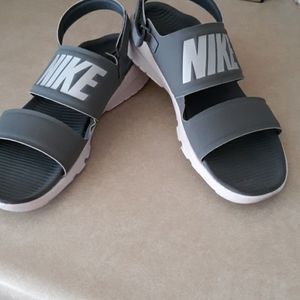 Nike gray tanjun